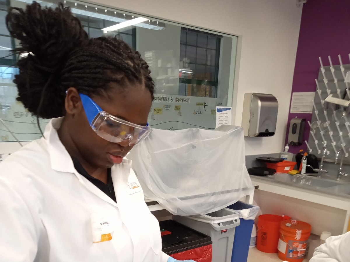 A student workin in the labs at LabCorp